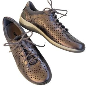 EUC Earth Brand Leather Kepler Sneakers Pewter Size 8.5